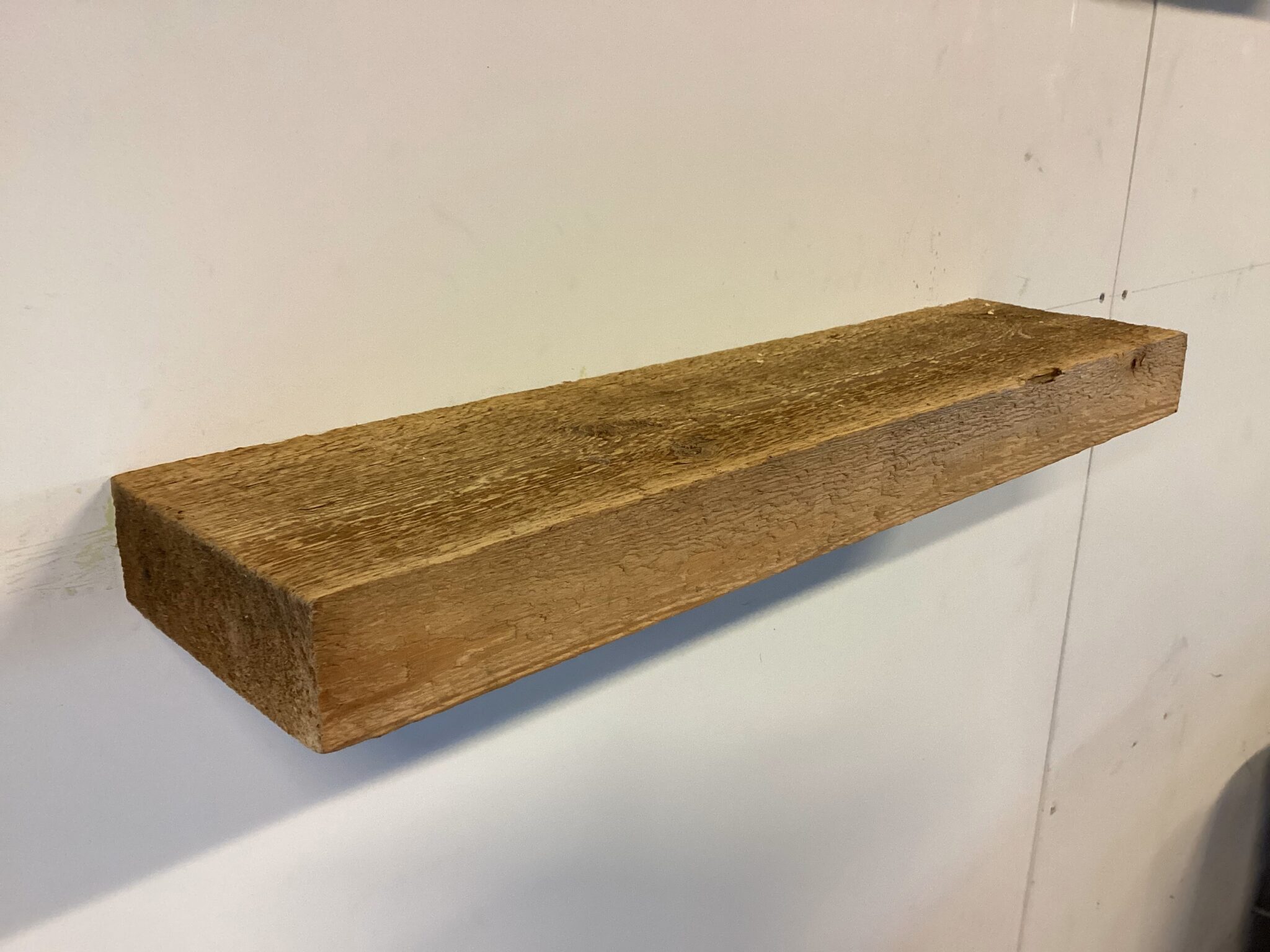 Zwevende industriële ruw grenen wandplank 57-59 cm - Zaagfabriek
